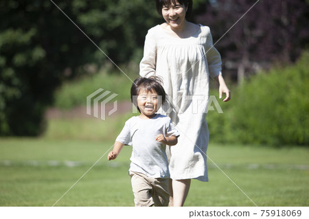 父母和孩子在公園裡玩標籤 75918069