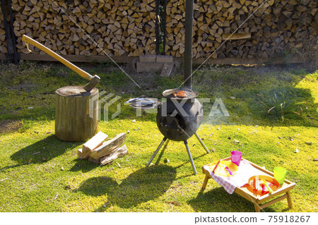 Wood stove outdoors 75918267