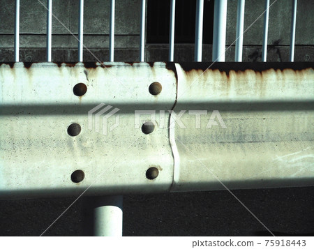 Rusted guard rail 75918443