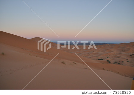 Dusk in Morocco (Sahara Desert) Dusk in Morocco (Sahara Desert) 75918530