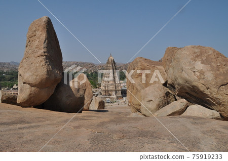 印度(亨比)奇怪的岩石和 Virupaksha 寺廟 印度(亨比)奇怪的岩石和 Virupaksha 寺廟 75919233