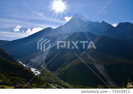 尼泊爾Perice和Dingboche交界處的Ama Dablam 75919851
