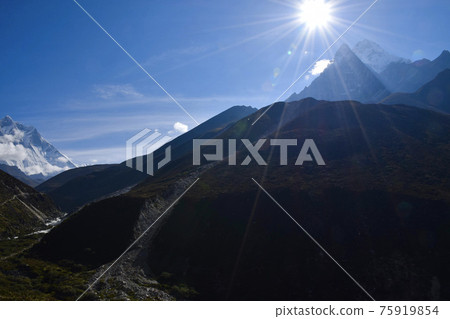 從尼泊爾 Perice 和 Dingboche 的交界處欣賞美景 從尼泊爾 Perice 和 Dingboche 的交界處欣賞美景 75919854