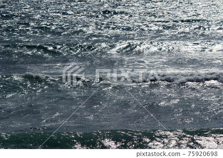 在陽光下閃閃發光的大海的背景材料照片 75920698