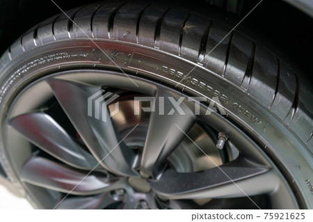 Electric vehicle next-generation environmentally friendly SUV 22-inch 265 / 35R 75921625