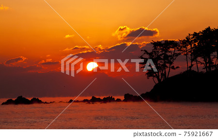 The red burning sun of Gangyang Port's Myeongseon Island 75921667