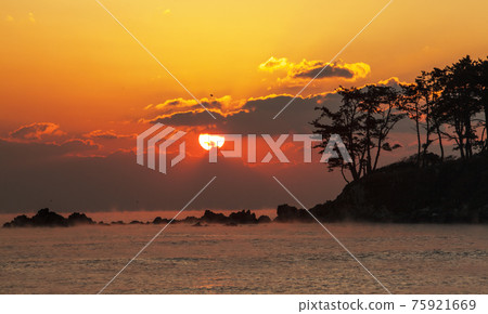 The red burning sun of Gangyang Port's Myeongseon Island 75921669