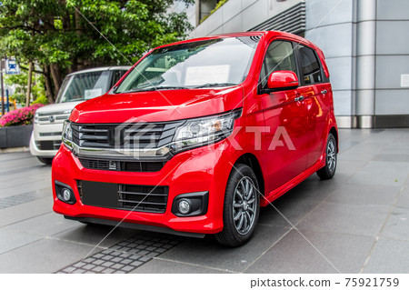 大樓前展示的紅燈車 大樓前展示的紅燈車 75921759