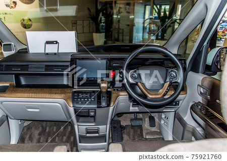 小型貨車的駕駛座。方向盤、油門、剎車 小型貨車的駕駛座。方向盤、油門、剎車 75921760