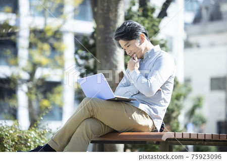Middle men telework in the park Middle men telework in the park 75923096