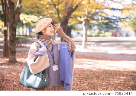 秋天公園裡的一個有名的女人 秋天公園裡的一個有名的女人 75923414