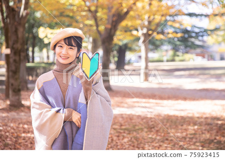 在秋季公園有初學者標記的女人 在秋季公園有初學者標記的女人 75923415