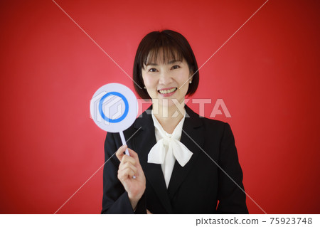〇 Image of a female employee holding a bill 75923748