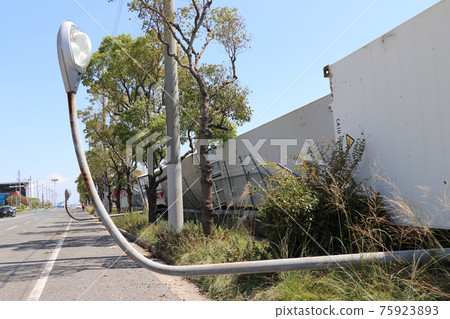 Marine containers swept away by the typhoon storm surge, and the lighting towers and fences that were knocked down 75923893