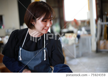 Woman making a glass container Blown glass Woman making a glass container Blown glass 75924359