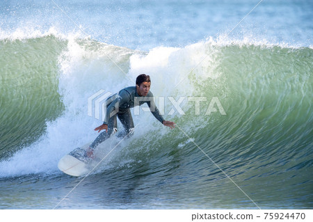 一個在湘南海上沖浪的人 一個在湘南海上沖浪的人 75924470