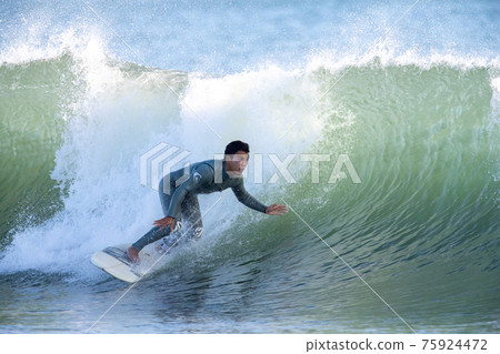 一個在湘南海上沖浪的人 一個在湘南海上沖浪的人 75924472