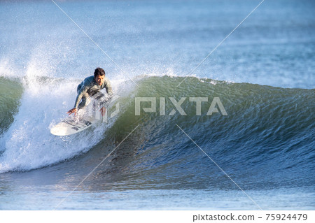 一個在湘南海上沖浪的人 75924479
