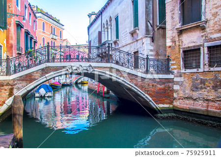 View between the canals of Venice, Italy 75925911