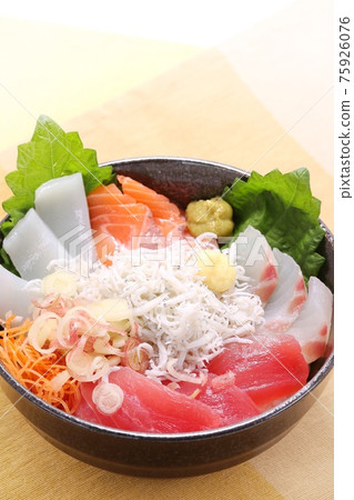 海鮮碗、炸銀魚、金槍魚、魷魚、三文魚、白魚 75926076