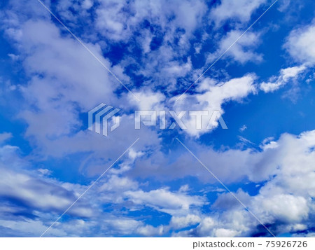 與藍天和雲彩對比 與藍天和雲彩對比 75926726