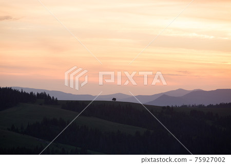Mountain range on the background of the sunset sky 75927002