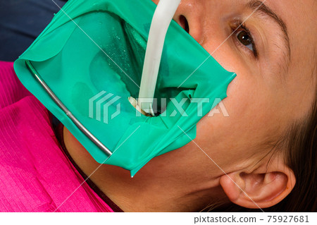 Treatment of posterior tooth, mouth covered with rubber dam, sterile treatment with modern technology. Treatment of posterior tooth, mouth covered with rubber dam, sterile treatment with modern technology. 75927681