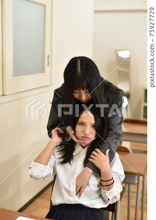 女老師在空蕩蕩的教室裡對女學生進行性騷擾3 75927729