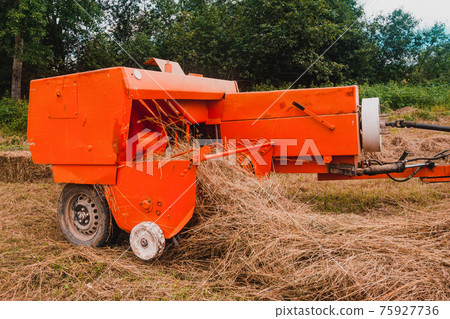 The process of pressing hay into bales, the work of the press machine, the mechanism and details of the press. The process of pressing hay into bales, the work of the press machine, the mechanism and details of the press. 75927736
