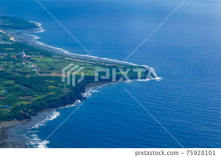 沖繩本島南端的鳥瞰圖,如Arasaki(最南端)和Cape Kyan 沖繩本島南端的鳥瞰圖,如Arasaki(最南端)和Cape Kyan 75928101