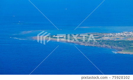 沖繩本島南端的鳥瞰圖,如Arasaki(最南端)和Cape Kyan 沖繩本島南端的鳥瞰圖,如Arasaki(最南端)和Cape Kyan 75928102