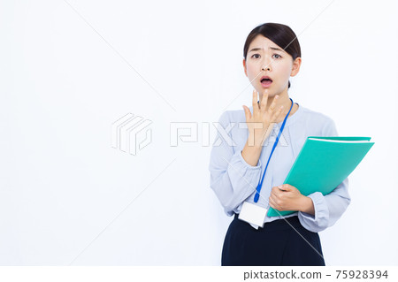 30多歲的女商人辦公室休閒 75928394