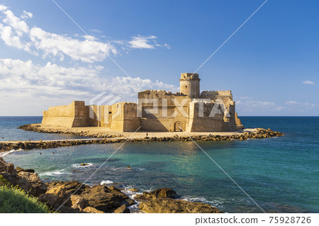Castle in Isola di Capo Rizzuto, Province of Crotone, Calabria, Italy Castle in Isola di Capo Rizzuto, Province of Crotone, Calabria, Italy 75928726
