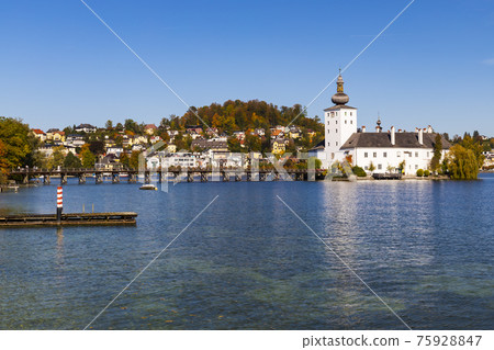 Gmunden castle on lake, Austria 75928847