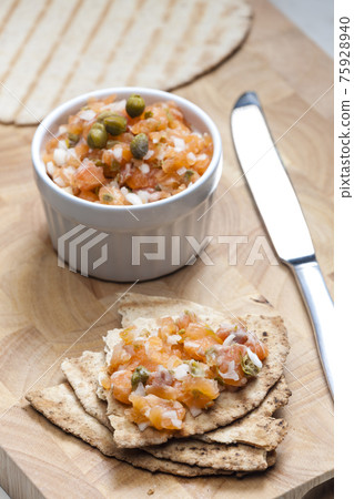 salmon tartare with arabic bread 75928940
