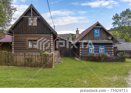 Old wooden houses in village Osturna, Spiska magura region, Slovakia 75929711