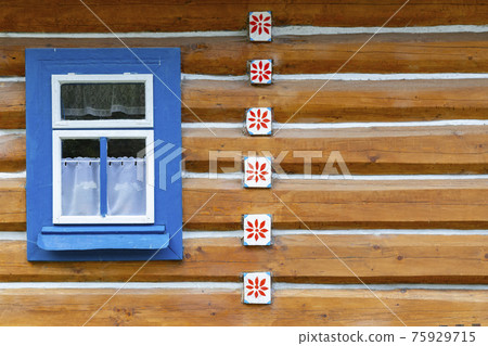 Old wooden houses in village Osturna, Spiska magura region, Slovakia 75929715