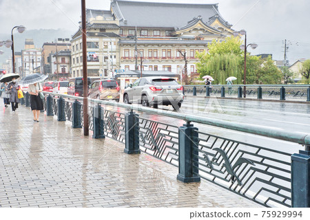 [京都] 9 月 · 只園四條下雨的城市景觀 75929994