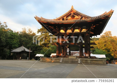 日本三大名鐘之一的東大寺鐘樓 日本三大名鐘之一的東大寺鐘樓 75930261