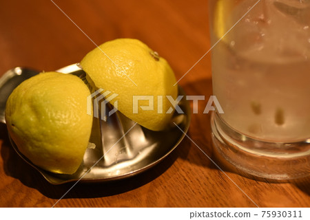 Lemon squeezed Lemon squeezed 75930311