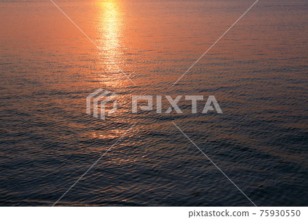 Reflecting water surface of the sunset 75930550