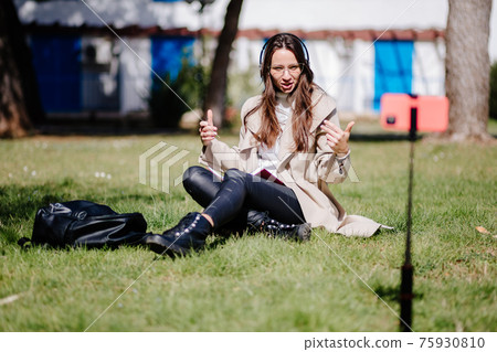 woman tutoring online and explain something using smartphone 75930810