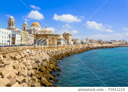 Seafront view of Cadiz with cathedral and street in the background, Cadiz, Spain 75931220
