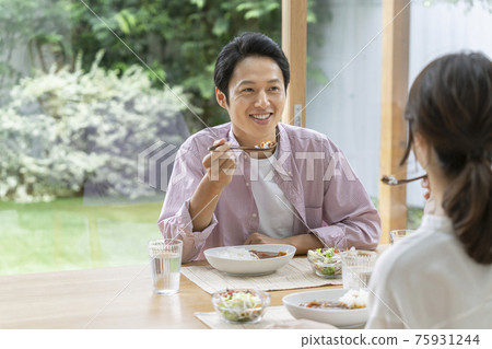 三十多歲的情侶吃咖哩 75931244