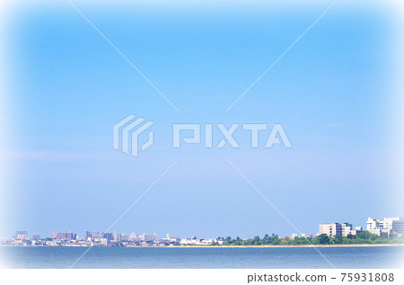 [Painting style] Cityscape on the opposite bank and scenery of the blue sky ... Yonago City, Tottori Prefecture (sunny) 75931808