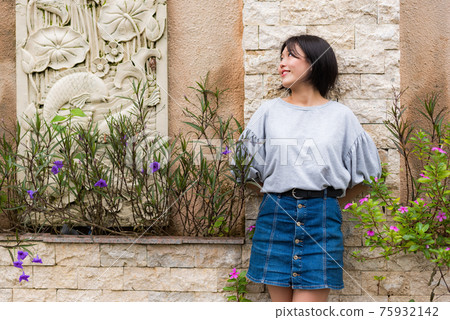 Teenage woman Image of overseas flowers Teenage woman Image of overseas flowers 75932142
