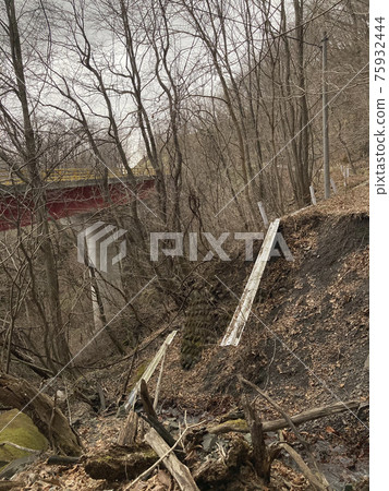 道路滑坡護欄落葉掩埋 道路滑坡護欄落葉掩埋 75932444