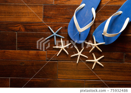 海星和人字拖木紋背景夏季圖像 海星和人字拖木紋背景夏季圖像 75932486