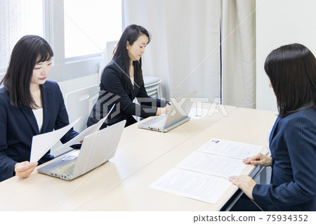 Job hunting interview, interview image Job hunting interview, interview image 75934352