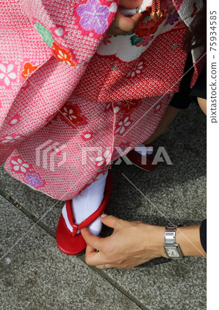 Up the legs of a girl who has her sandals fixed with a kimono 75934585